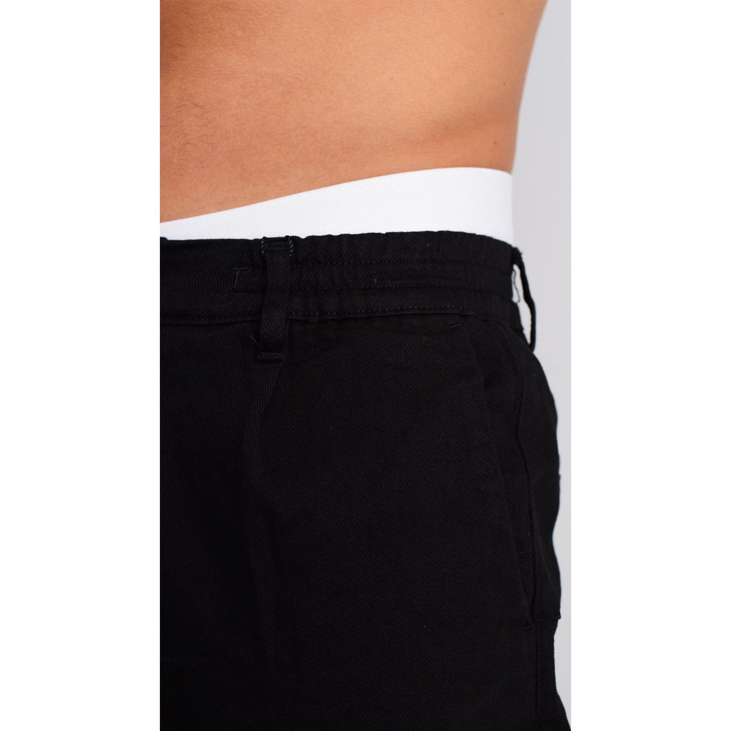 Zeitlose schwarze Baumwollhose, Regular-Size-Fit, für einen stilvollen und bequemen Look.